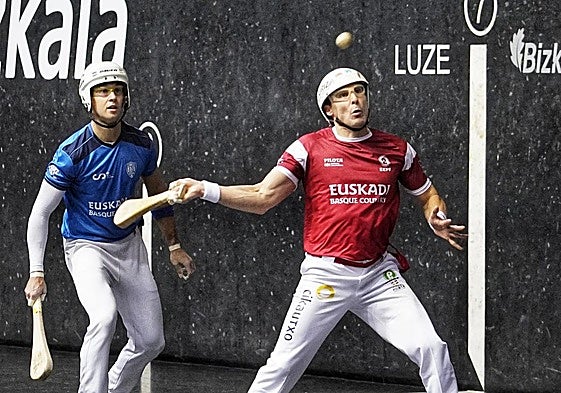 Gaubeka se coloca para golpear de derecha ante la mirada de Mikel Sanz.