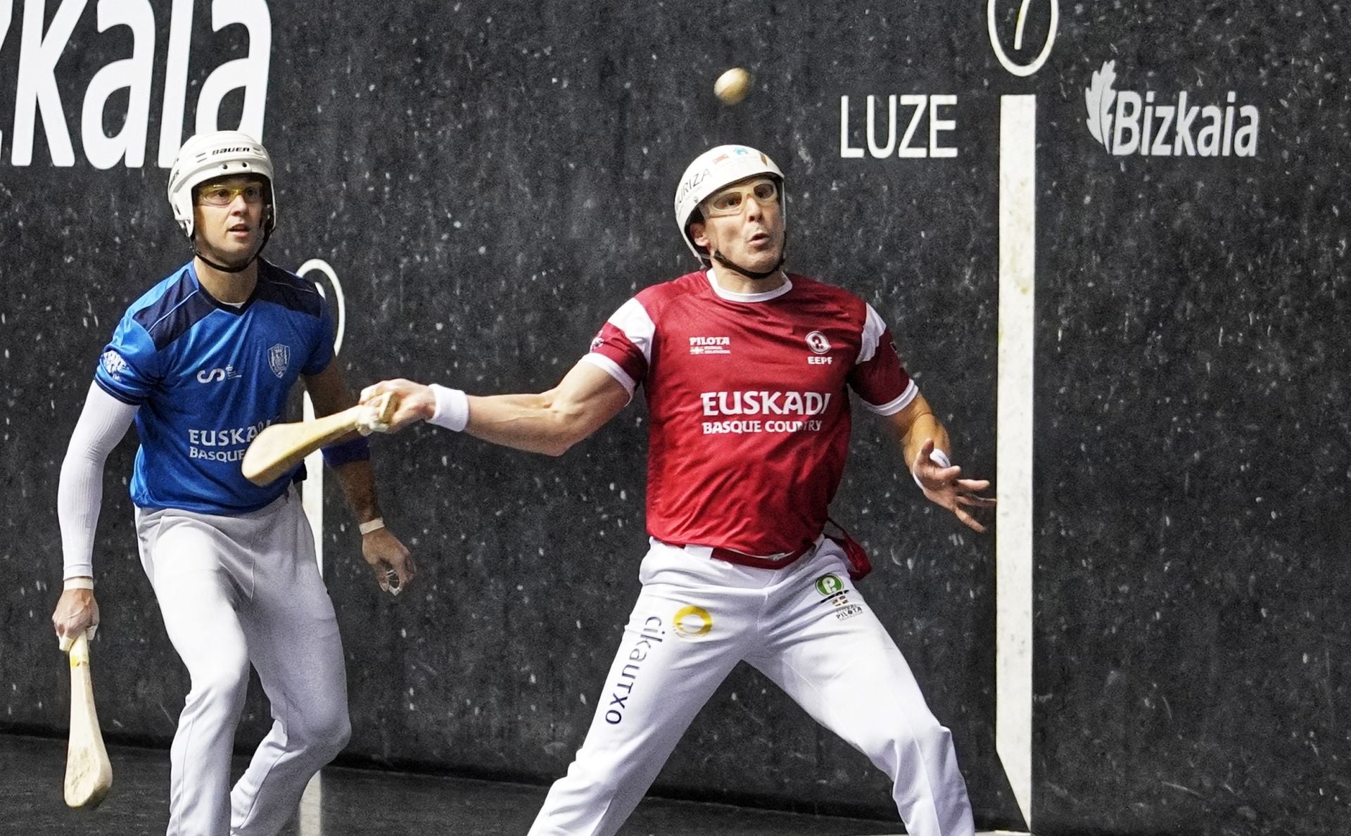 Gaubeka se coloca para golpear de derecha ante la mirada de Mikel Sanz.