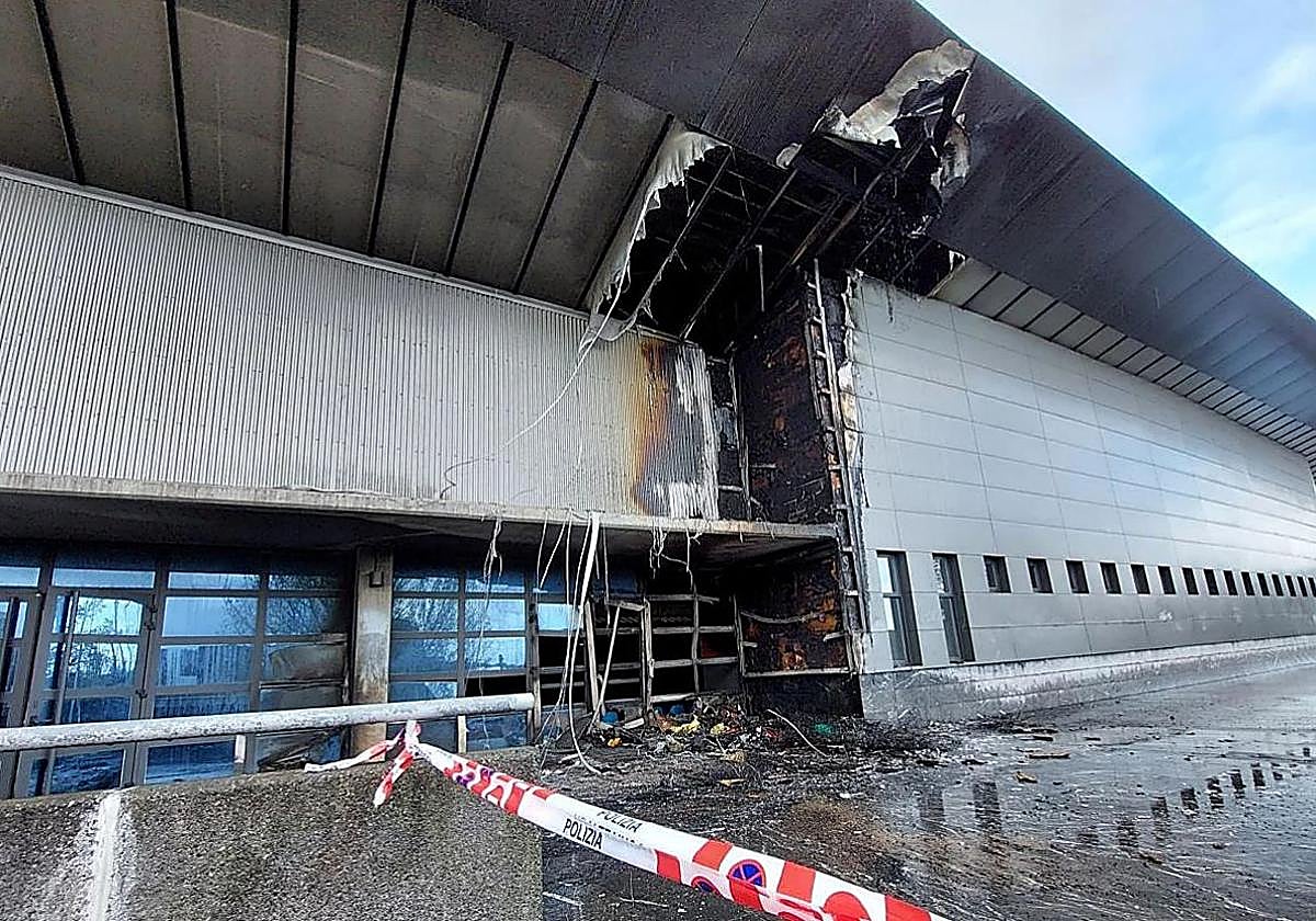 Estado en el que quedó la cubierta y una de las puertas de acceso, en la zona trasera.