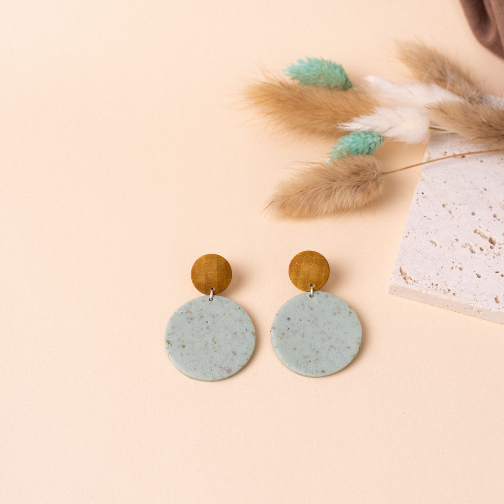 Pabús o cómo dos amigas bilbaínas crean pendientes únicos para conciliar su vida familiar