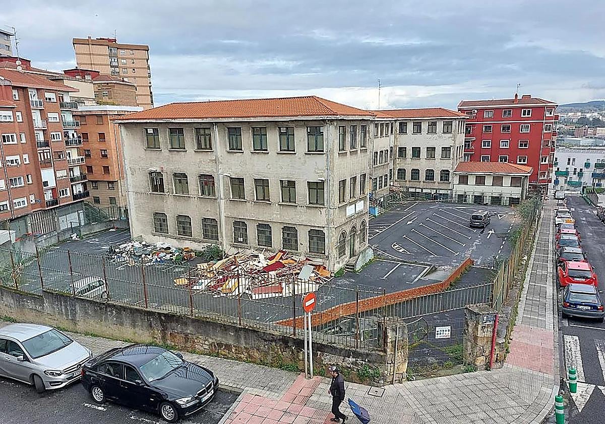 Vista del edificio ya derribado de las antiguas escuelas de Rebonza, donde se iba a ubicar el centro de Sestao.