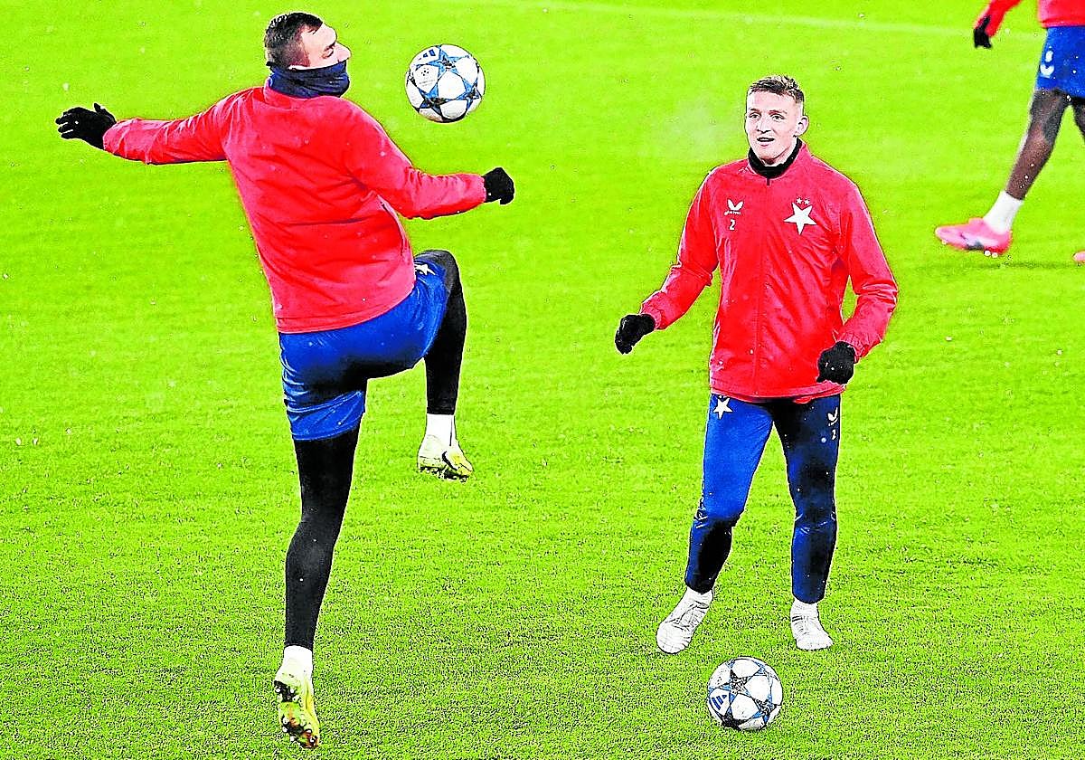 Los jugadores del Slavia se ejercitaron este lunes bajo la gélida mañana de Praga, con temperaturas bajo cero.