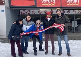 Hinchas del Athletic el lunes por la mañana en el estadio del Slavia.