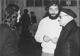 Juanjo Dorronsoro, marido de Yoyes, charlando con el padre Barandiaran.