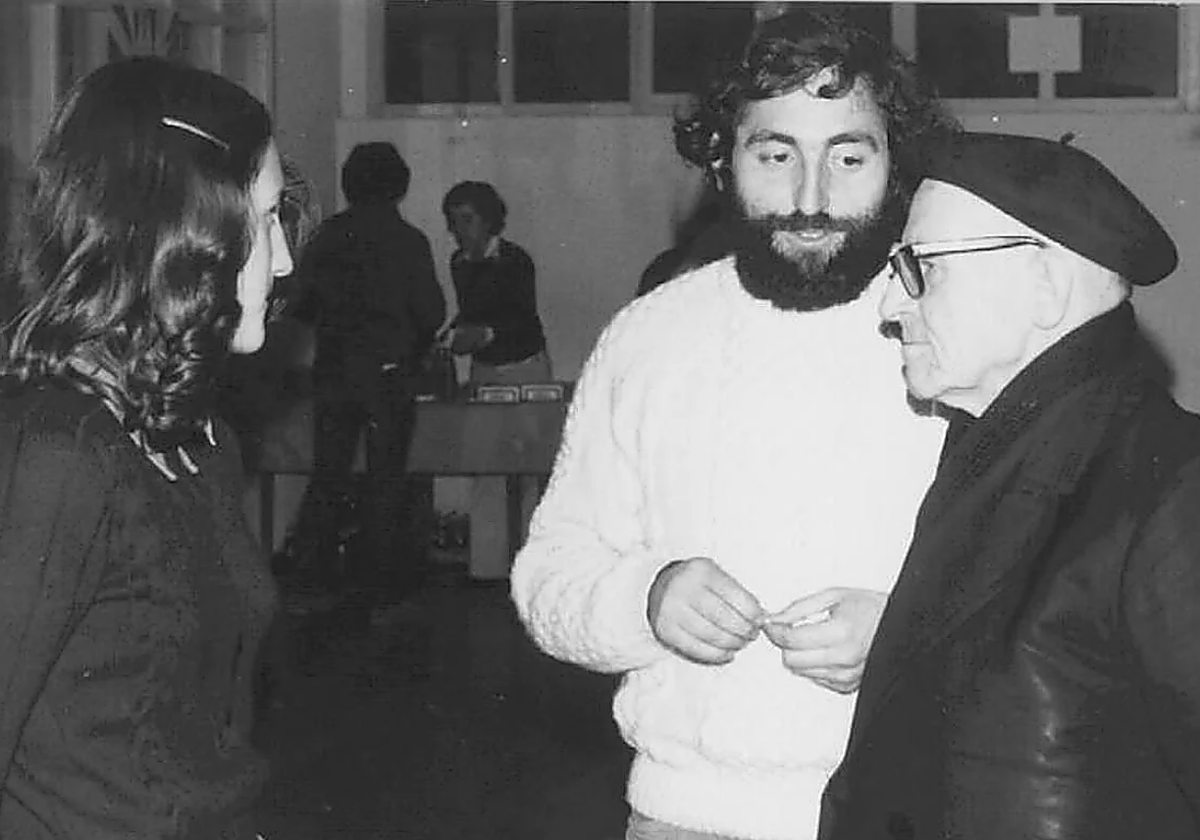 Juanjo Dorronsoro, marido de Yoyes, charlando con el padre Barandiaran.