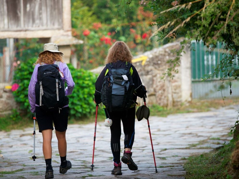 Dos mujeres caminan por Lea Artibai en su ruta hacia Santiago.
