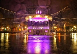 El quiosco de La Florida se ha teñido esta noche de morado.