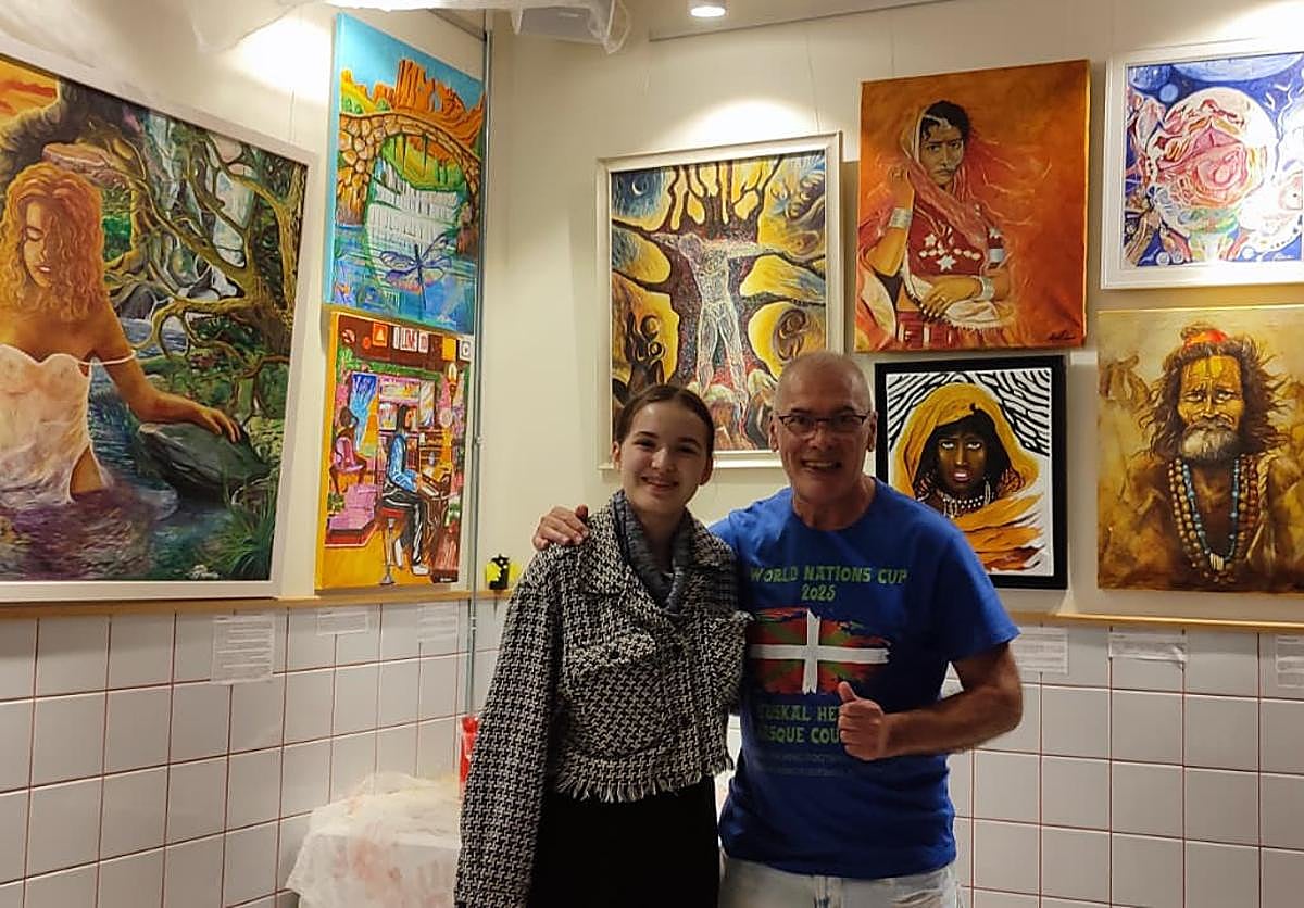 La soprano Aitana Alonso y Mikel Palacio posan junto a las pinturas.