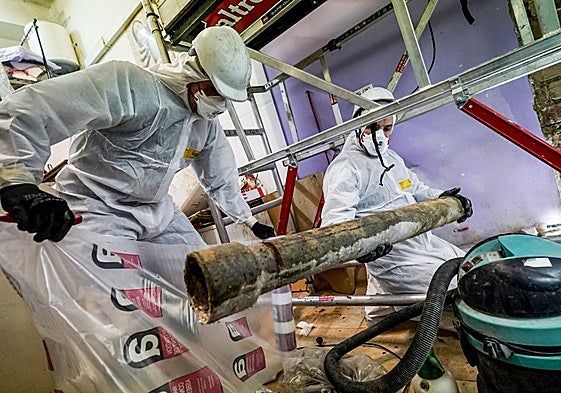 Operarios trabajan en la retirada de una bajante de asbestos en Vitoria.