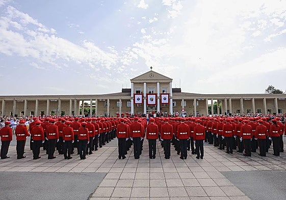 Imagen de una entrega de diplomas a nuevos ertzainas en la Academia de Arkaute.