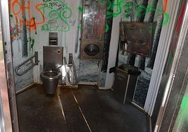 Los baños son objeto continuado de vandalismo.