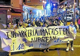 Centenares de personas han recorrido el centro de Barakaldo en una marcha bajo el lema 'Ni un paso atrás contra las violencias machistas'.