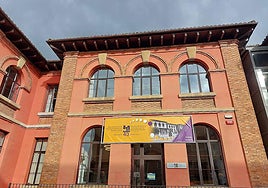 Imagen del edificio ubicado en el pleno centro de la localidad.