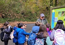 El Consejo observa uno de los carteles de Rekalde junto a uno de los miembros del Grupo motor de las Personas Mayores.