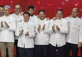 Los tres cocineros vizcaínos galardonados con una estrella, Alatz Bilbao, Julen Bergantiños y Fernando González, en el escenario de la gala Michelin celebrada en Málaga.