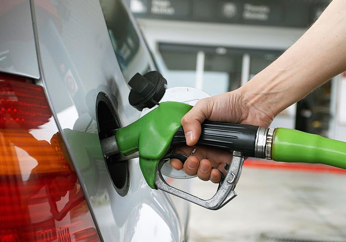 ¿Merece la pena repostar en gasolineras 'low cost'? Esto es lo que dice la OCU