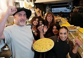 José y Susana (con gafas) con parte del equipo de El Huevo Frito.