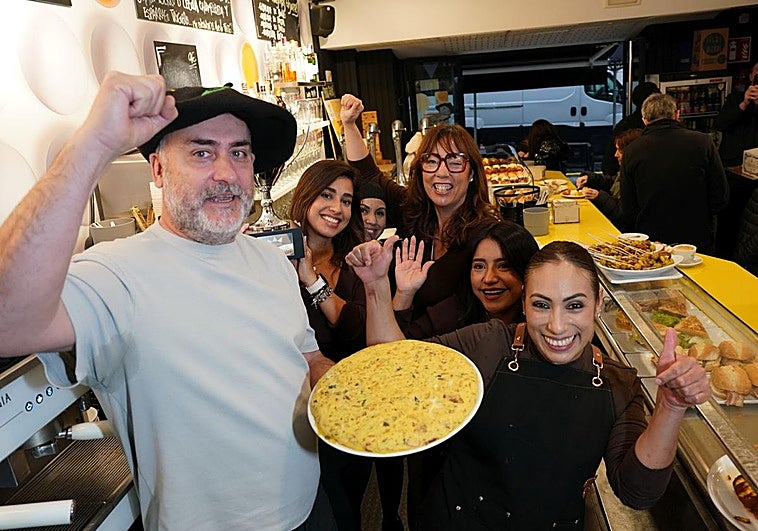 José y Susana (con gafas) con parte del equipo de El Huevo Frito.