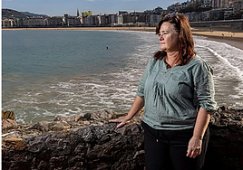 Itziar Loinaz, junto al Pico del Loro, en La Concha, donde dio el último adós a su hijo Julen de 13 años, asesinado por su padre en 2011.