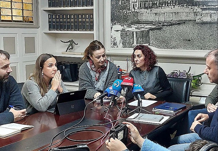 Imagen de la alcaldesa, Karmele Tubilla, durante las declaraciones que ofreció a la prensa el pasado martes acerca de la presunta filtración.