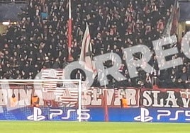 Los ultras del Slavia muestran banderas del Athletic del revés.