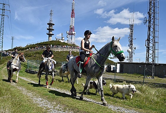 Senderistas y aficionados a la hípica disfrutan de una jornada festiva en el alto de Sollube, en Bermeo.