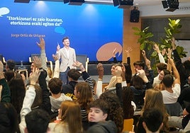 Jorge Ortuz de Urtaran recibe las preguntas de los estudiantes.