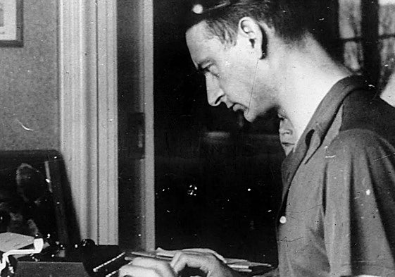 El escritor vitoriano, en 1963 frente a su máquina de escribir.