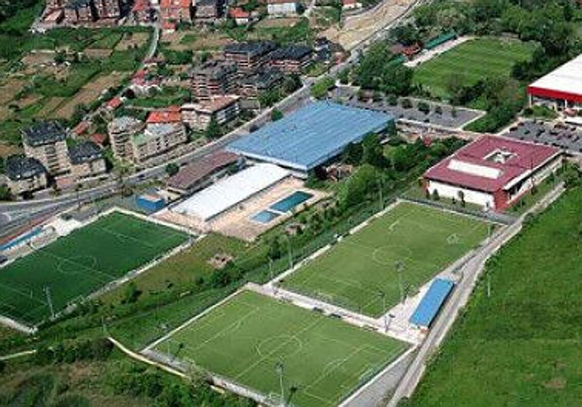 Vista aérea de los campos de fútbol del polideportivo de Fadura, junto a las instalaciones que albergan los vestuarios