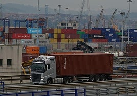 Contenedores para la exportación de productos almacenados en el Puerto de Bilbao