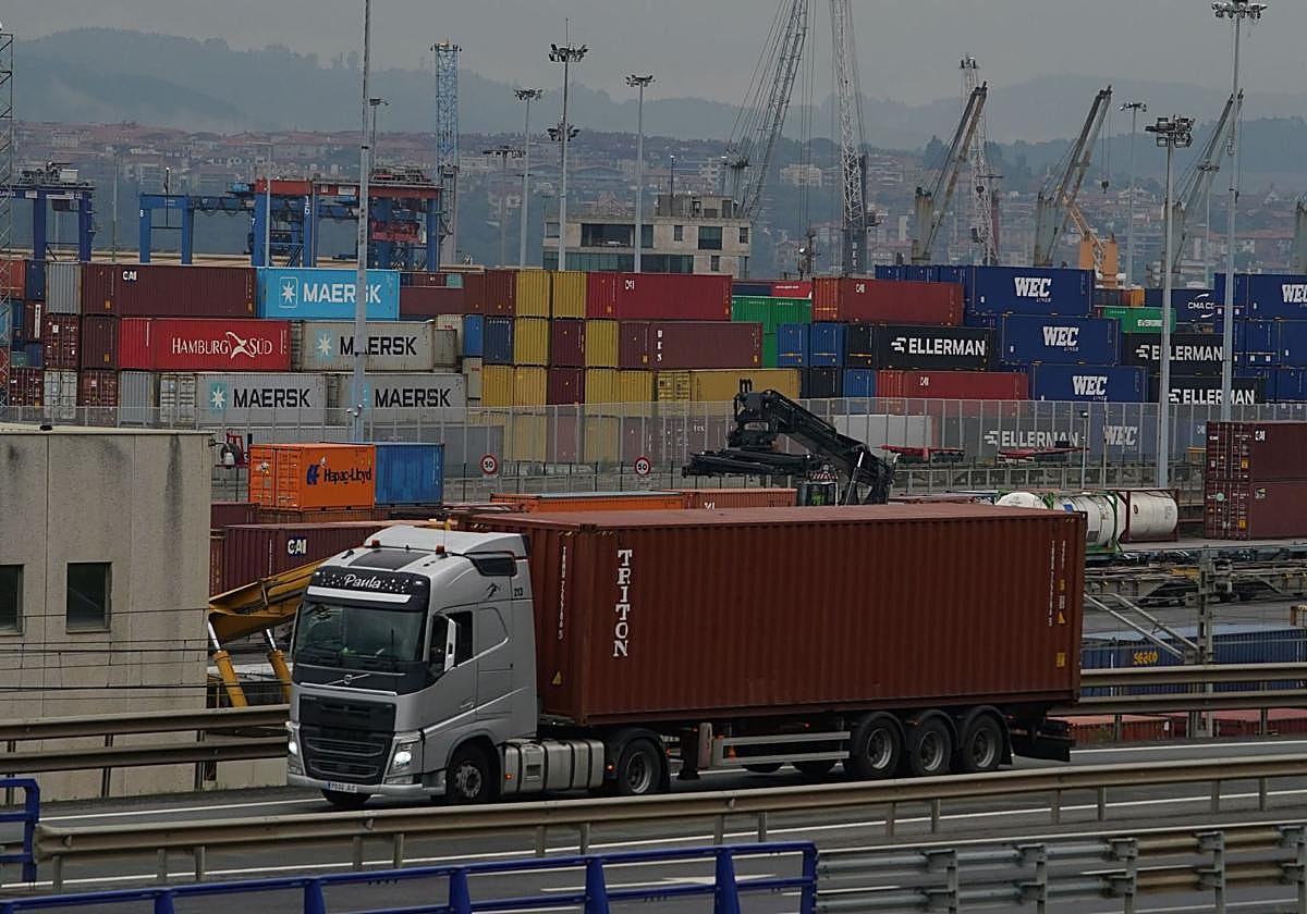 Contenedores para la exportación de productos almacenados en el Puerto de Bilbao