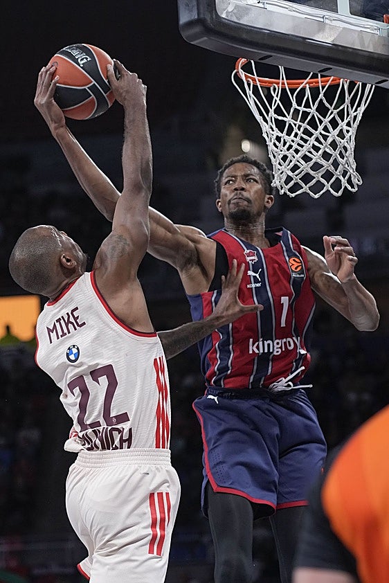 Diakite disputa un rebote a Mike durante el reciente duelo contra el Bayern.