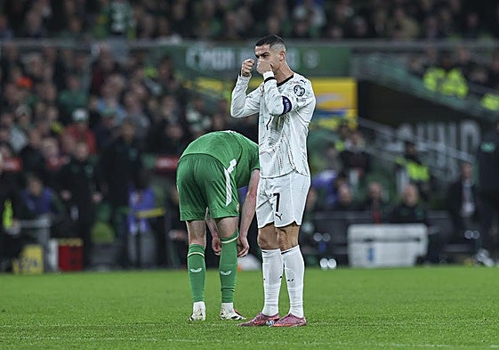 Cristiano Ronaldo hace un gesto durante el partido de las eliminatorias europeas para el Mundial 2026 entre Irlanda y Portugal.