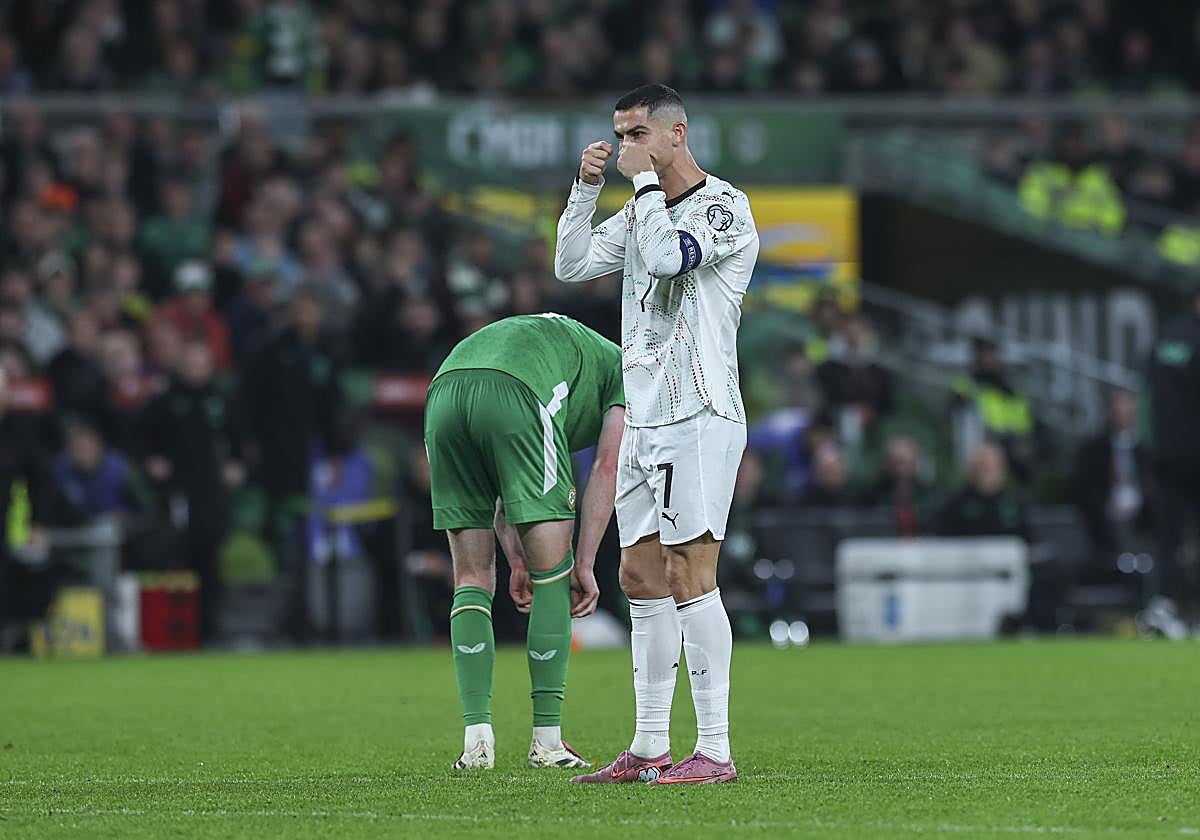 Cristiano Ronaldo hace un gesto durante el partido de las eliminatorias europeas para el Mundial 2026 entre Irlanda y Portugal.