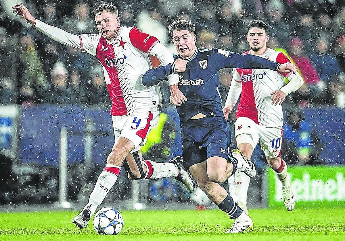 Jaureguizar, que salió en la segunda parte, forcejea con un rival.