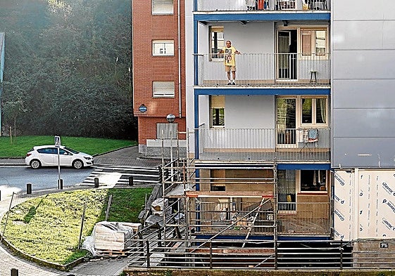 Patxi Vidal disfruta de su nueva terraza en el piso del que es propietario en Otxarkoaga.