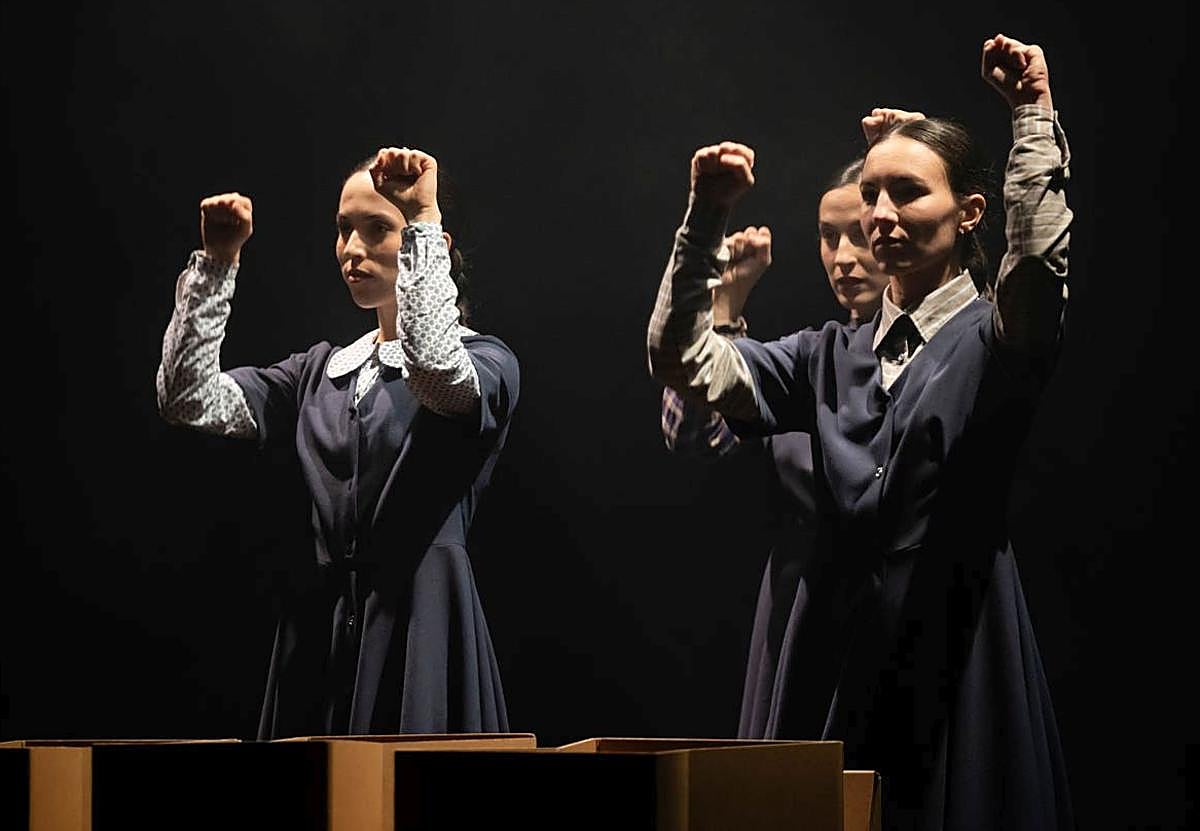 Las tres intérpretes, en un momento del espectáculo.