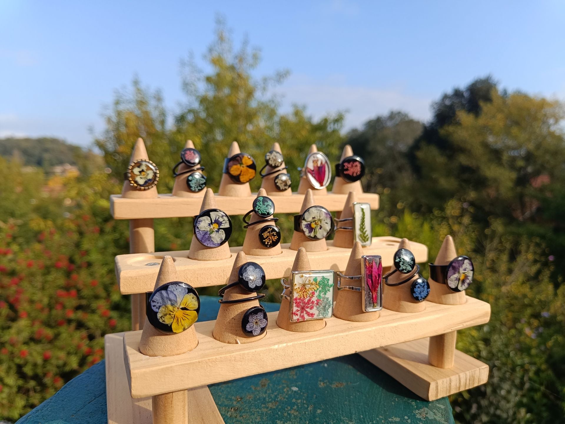 Alba dejó su trabajo fijo en la oficina para crear joyas con más de 100 orquídeas… y hasta con piparras