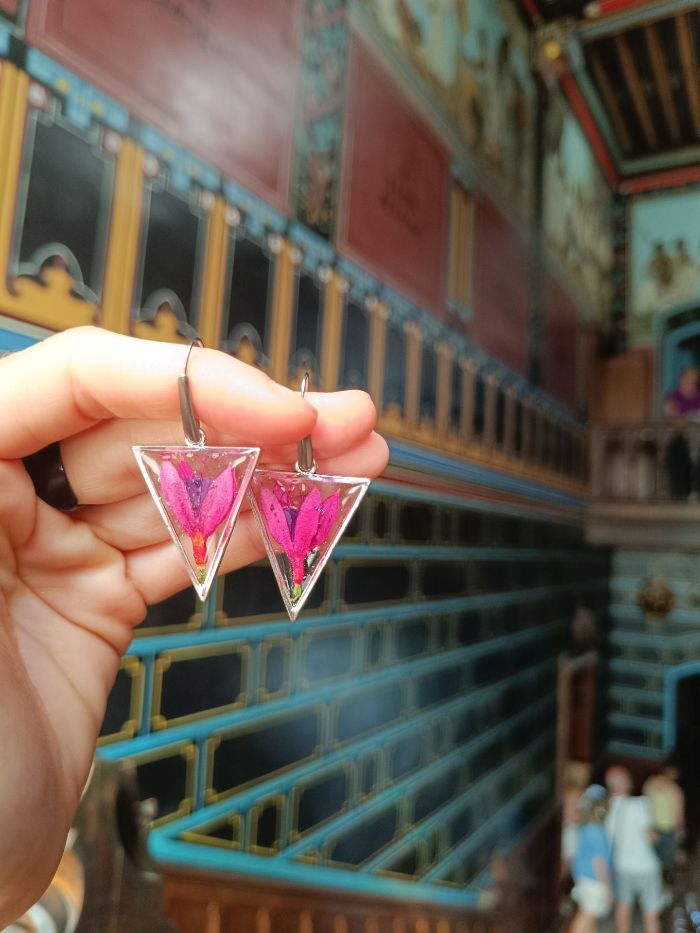 Alba dejó su trabajo fijo en la oficina para crear joyas con más de 100 orquídeas… y hasta con piparras