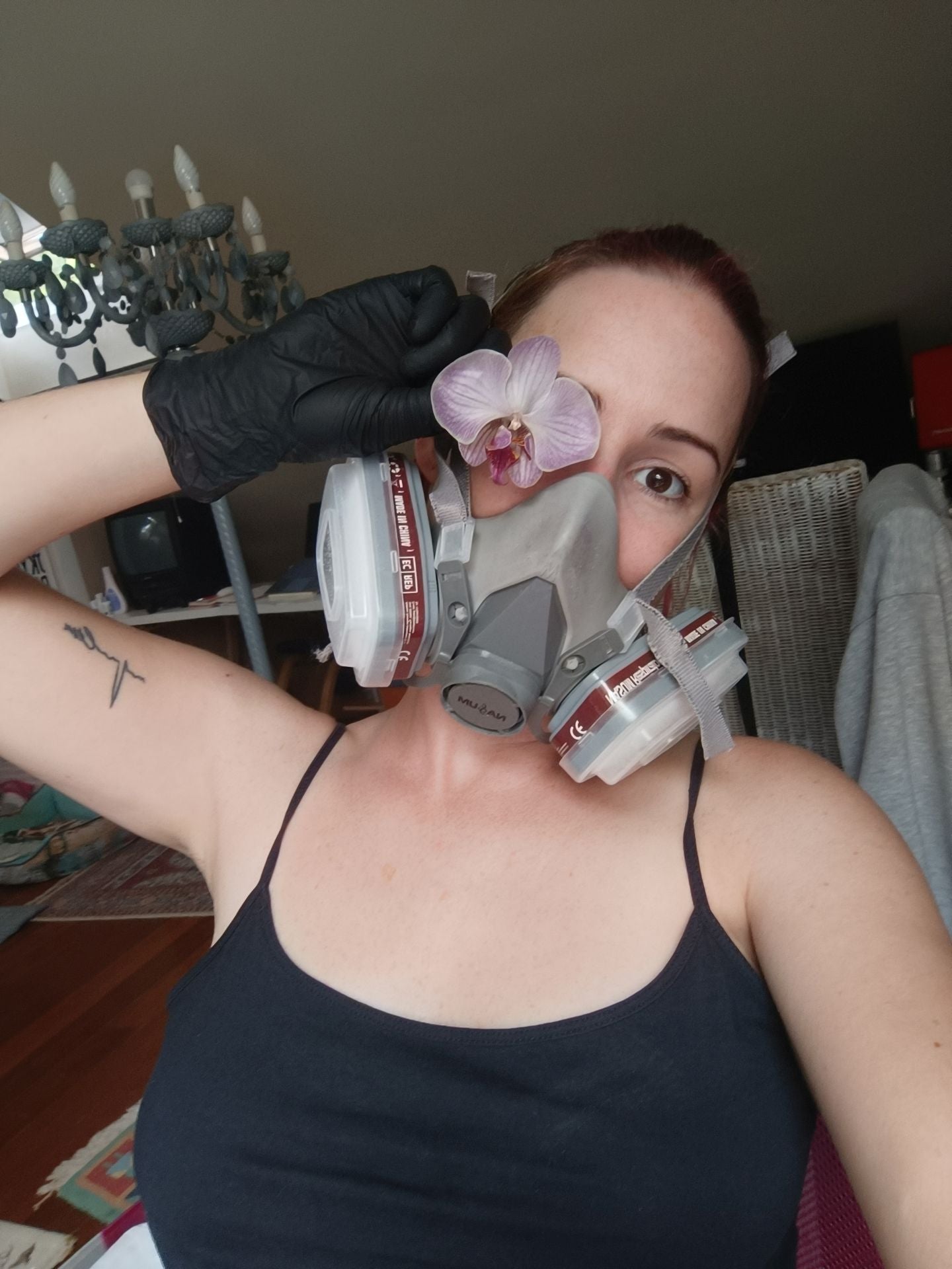 Alba dejó su trabajo fijo en la oficina para crear joyas con más de 100 orquídeas… y hasta con piparras