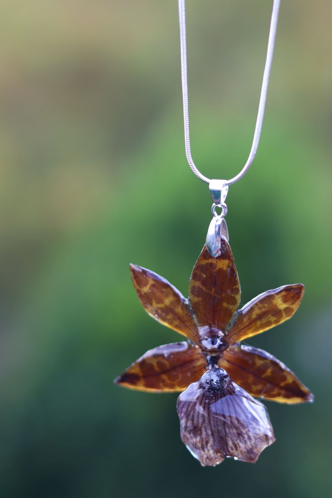 Alba dejó su trabajo fijo en la oficina para crear joyas con más de 100 orquídeas… y hasta con piparras