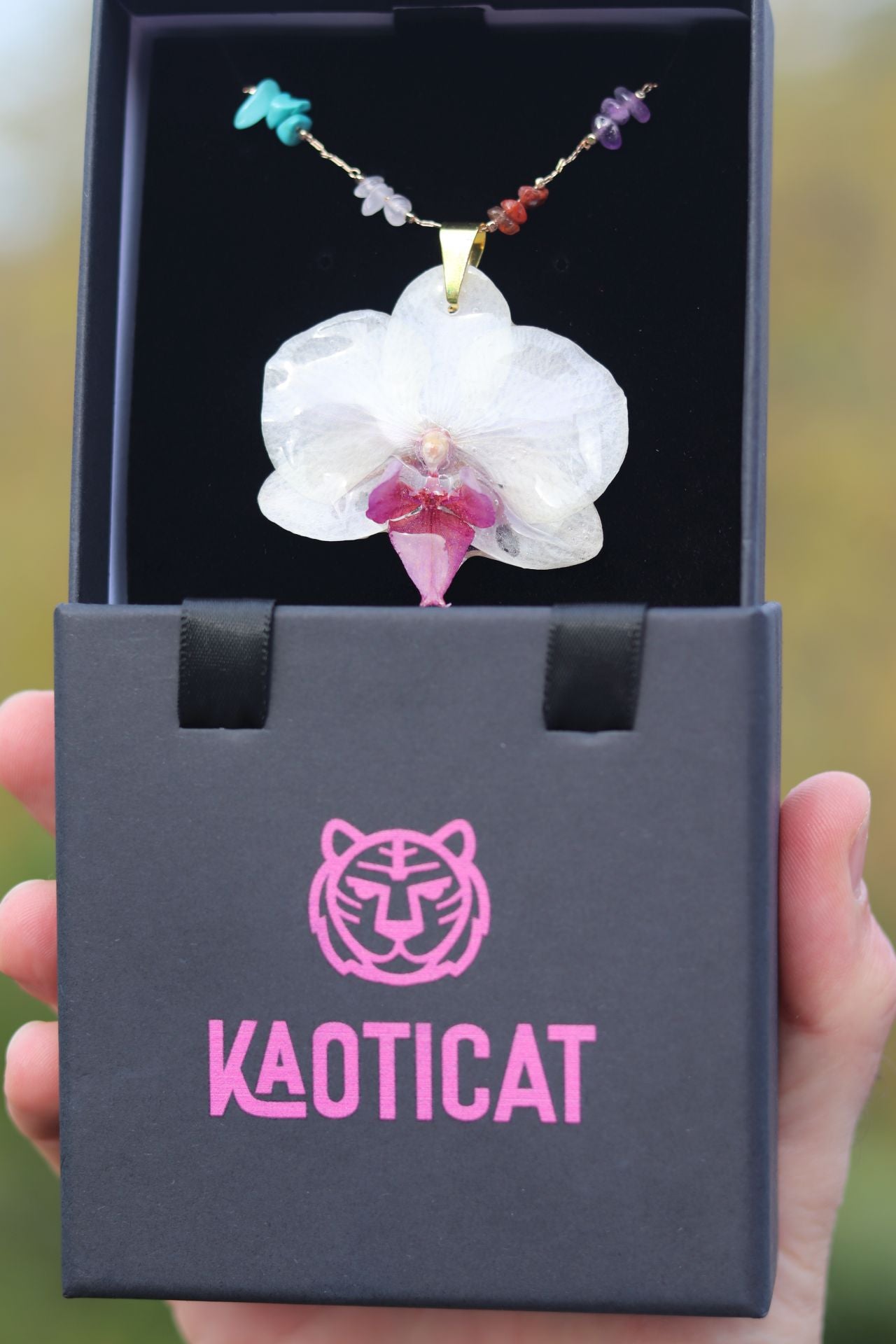 Alba dejó su trabajo fijo en la oficina para crear joyas con más de 100 orquídeas… y hasta con piparras