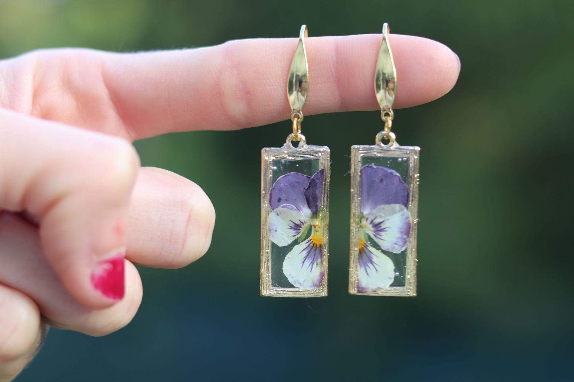 Alba dejó su trabajo fijo en la oficina para crear joyas con más de 100 orquídeas… y hasta con piparras