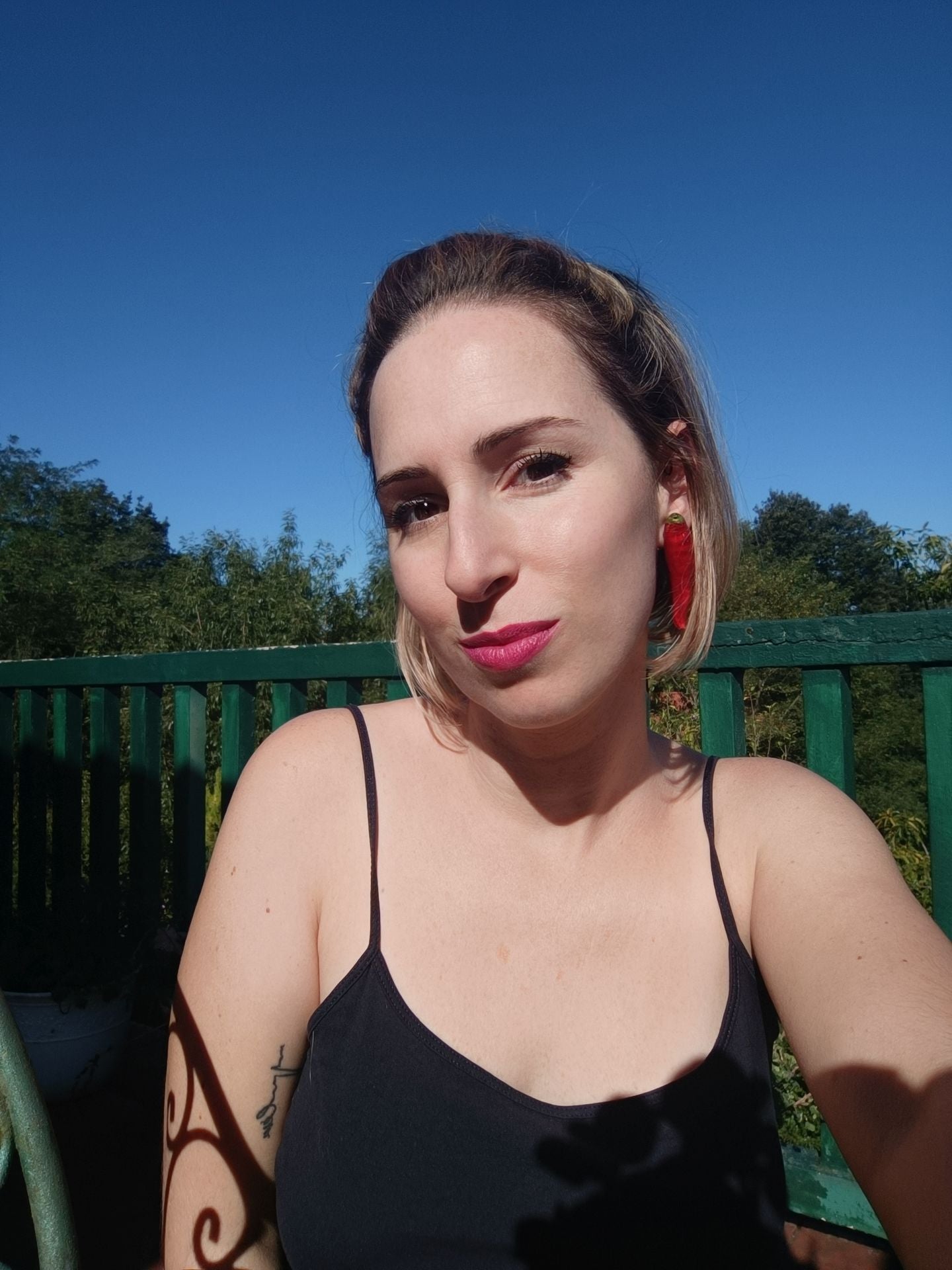 Alba dejó su trabajo fijo en la oficina para crear joyas con más de 100 orquídeas… y hasta con piparras