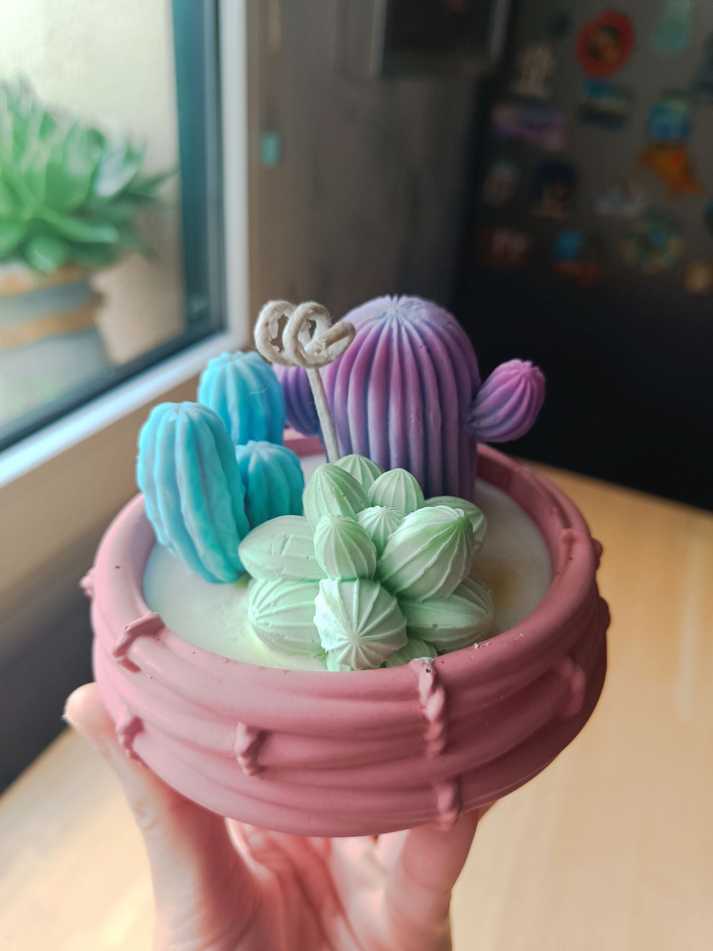 Alba dejó su trabajo fijo en la oficina para crear joyas con más de 100 orquídeas… y hasta con piparras