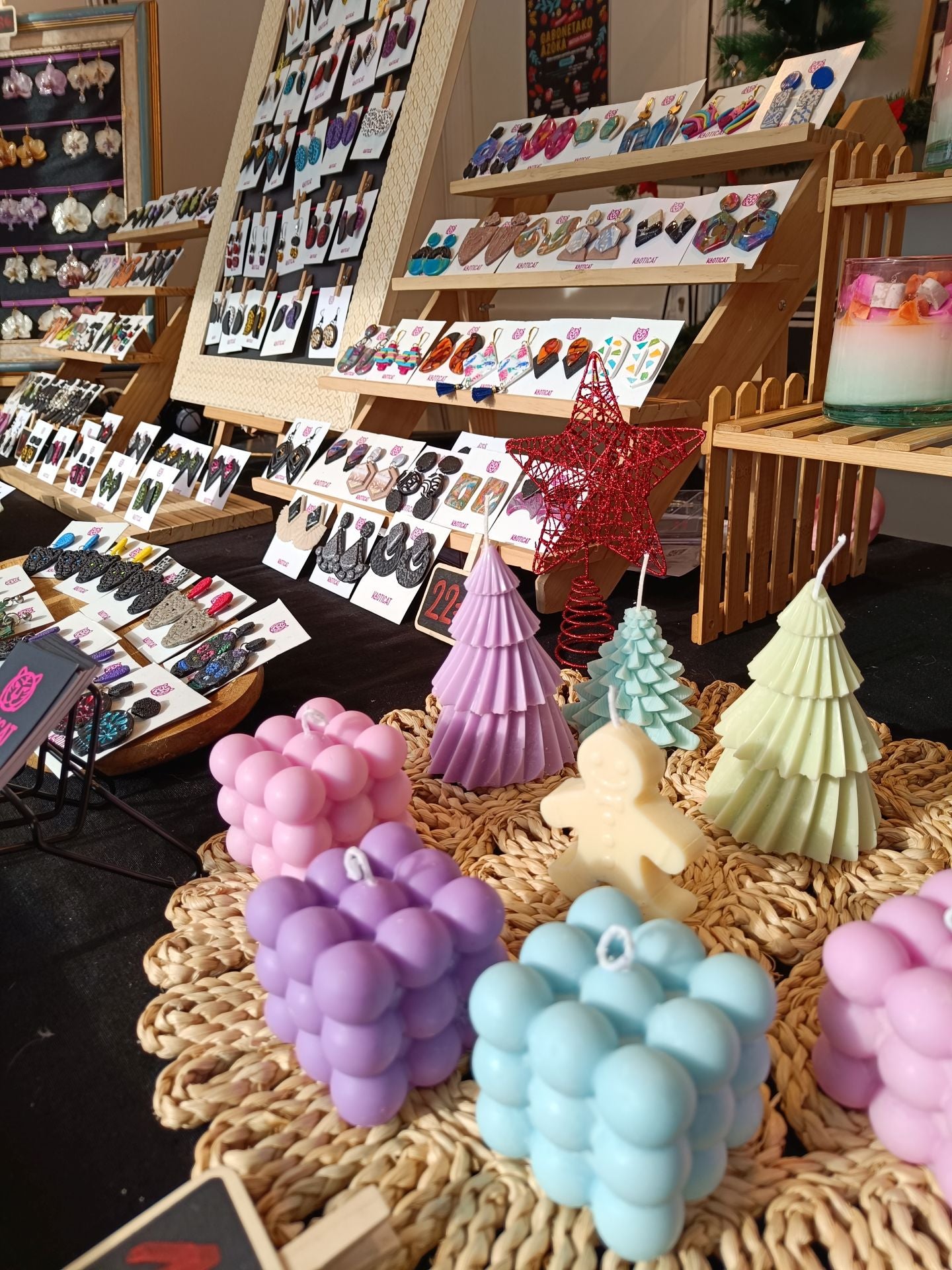 Alba dejó su trabajo fijo en la oficina para crear joyas con más de 100 orquídeas… y hasta con piparras