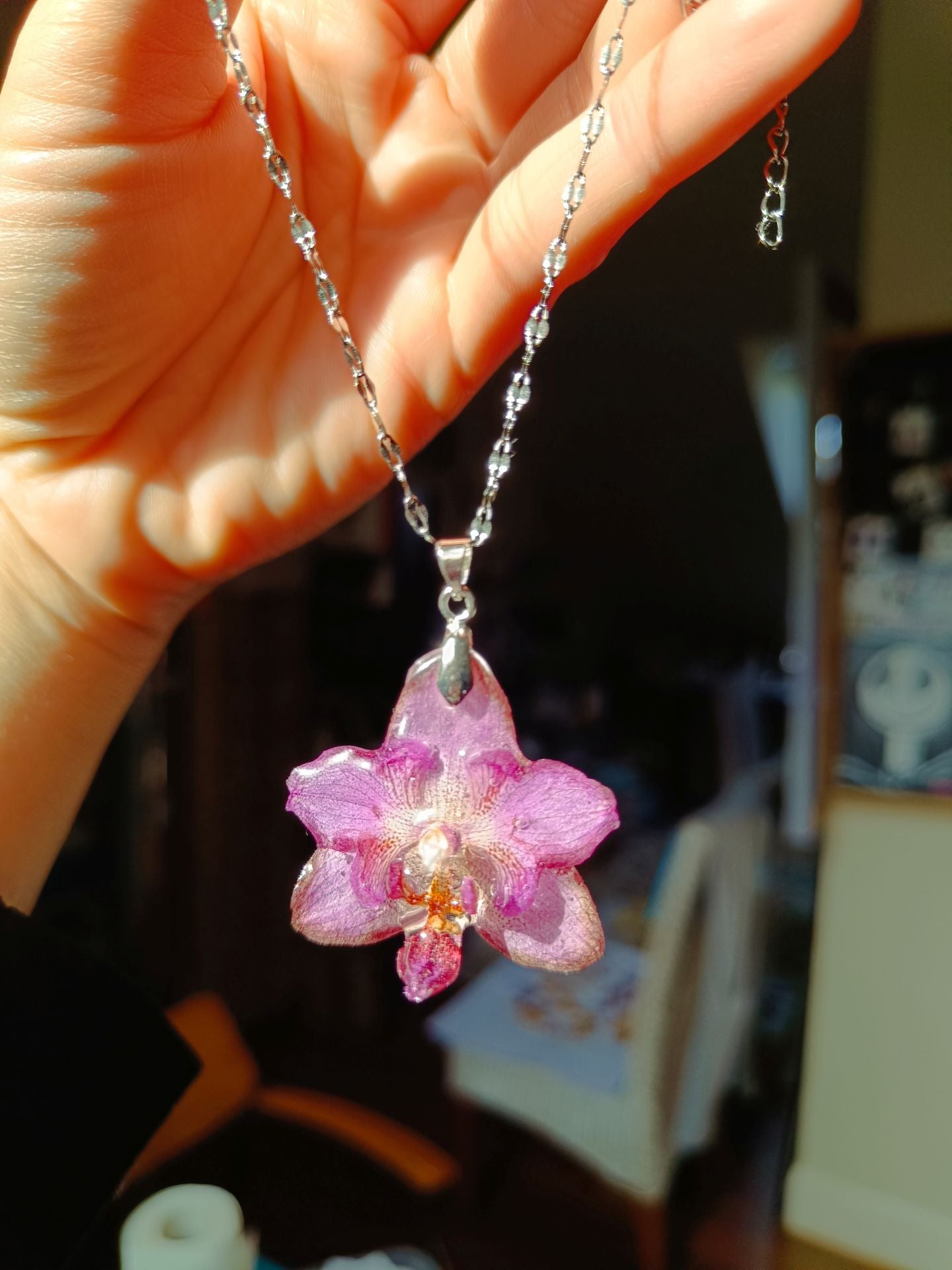 Alba dejó su trabajo fijo en la oficina para crear joyas con más de 100 orquídeas… y hasta con piparras