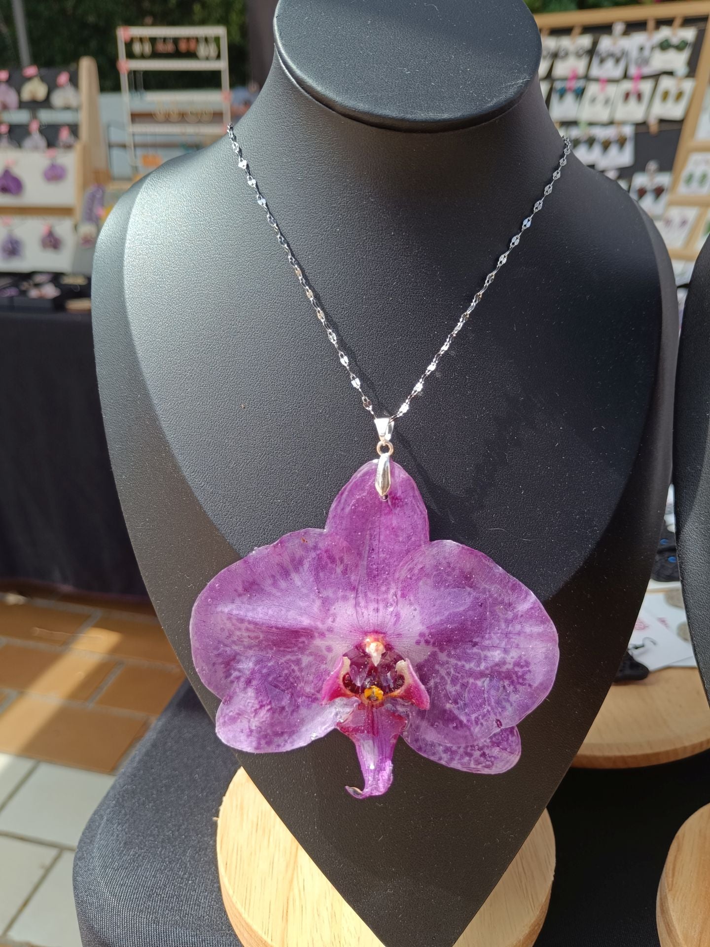 Alba dejó su trabajo fijo en la oficina para crear joyas con más de 100 orquídeas… y hasta con piparras