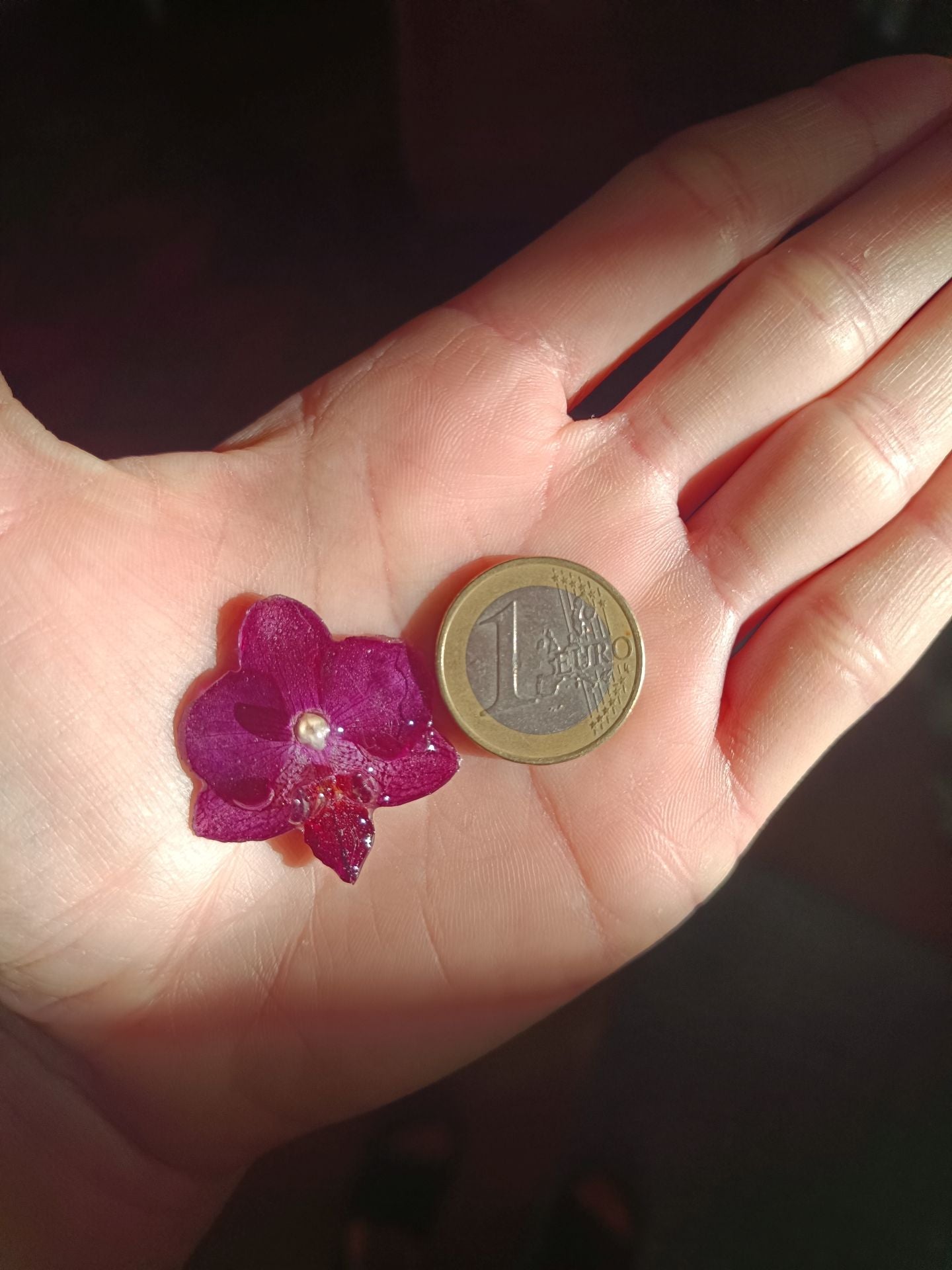 Alba dejó su trabajo fijo en la oficina para crear joyas con más de 100 orquídeas… y hasta con piparras
