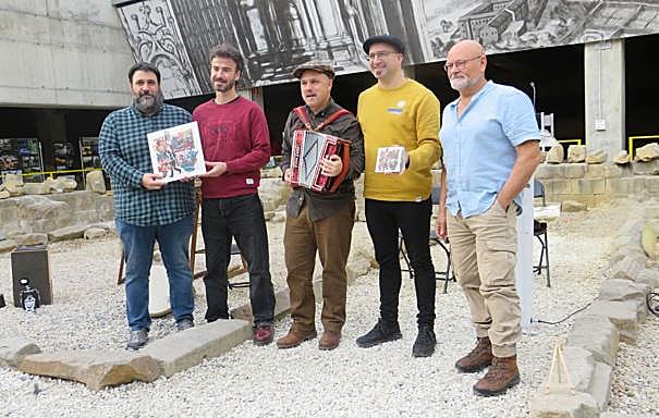 En la presentación faltaron tres de los actuantes en vivo: el percusionista y dos dantzaris